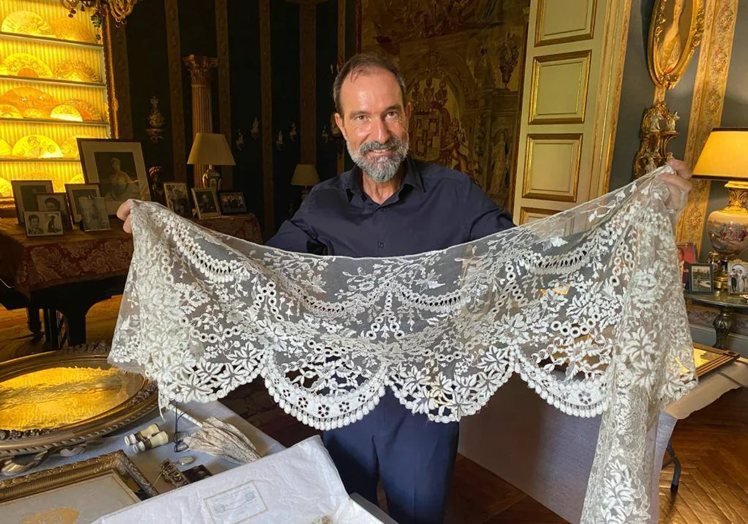 El anticuario valenciano que guarda el velo de novia de Eugenia de Montijo.